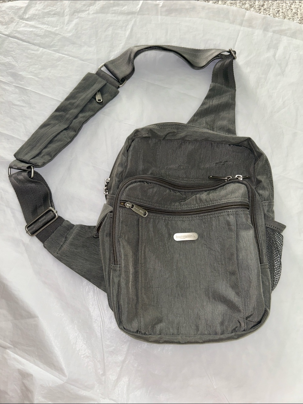 LIKE NEW Baggallini Sling Crossbody Bag in Graphite